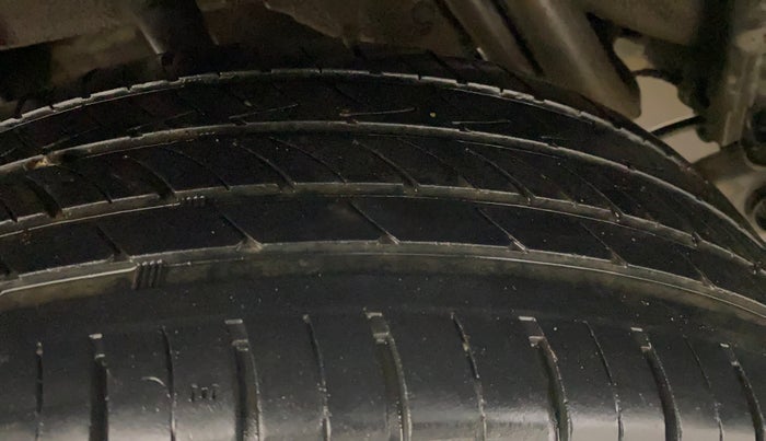 2014 Renault Duster 85 PS RXL DIESEL (OPT), Diesel, Manual, 1,26,494 km, Right Rear Tyre Tread