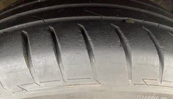 2015 Hyundai Verna FLUIDIC 4S 1.6 VTVT S, Petrol, Manual, 38,304 km, Right Front Tyre Tread