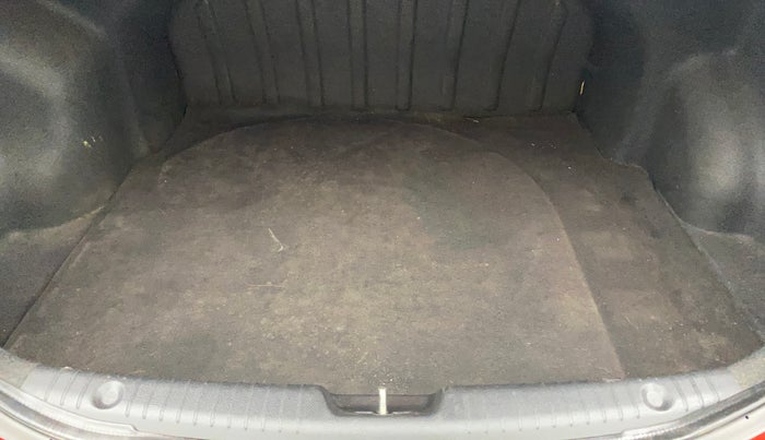 2015 Hyundai Verna FLUIDIC 4S 1.6 VTVT S, Petrol, Manual, 38,304 km, Boot Inside