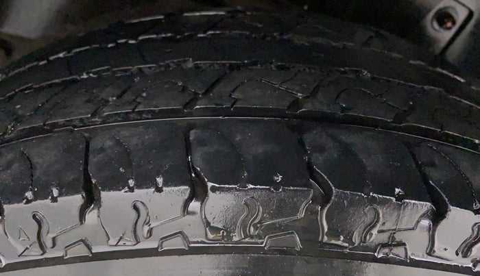 2016 Mahindra TUV300 T8, Diesel, Manual, 99,908 km, Right Rear Tyre Tread