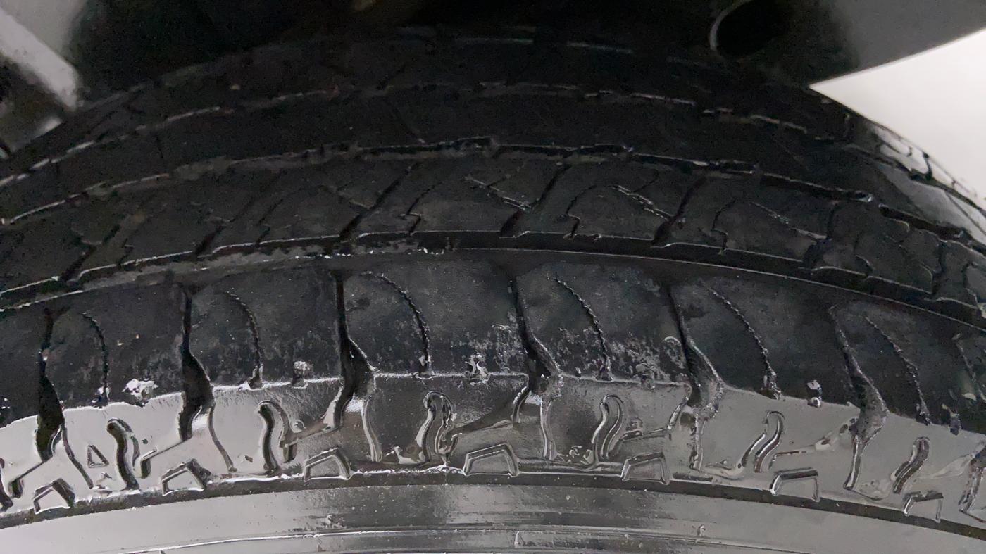 2016 Mahindra TUV300 T8, Diesel, Manual, 99,908 km, Left Rear Tyre Tread