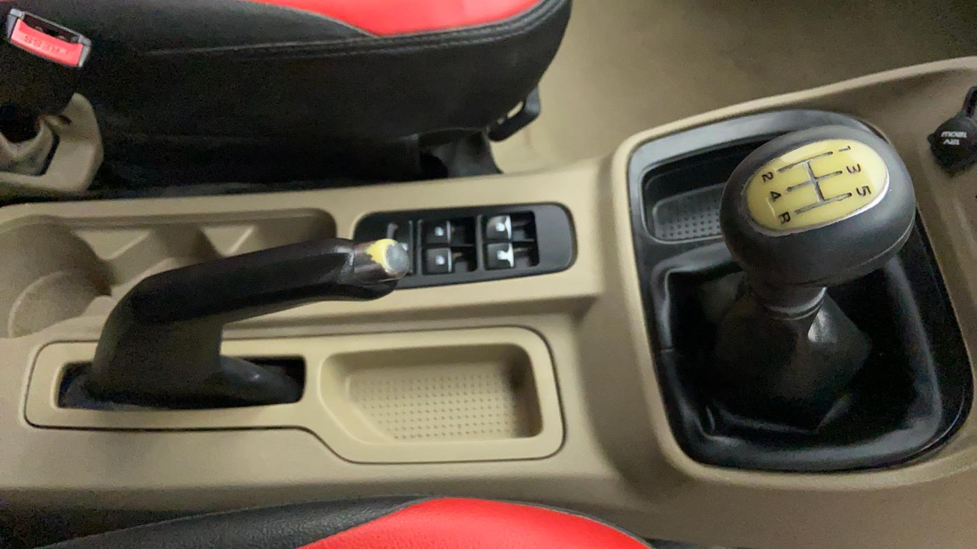 2016 Mahindra TUV300 T8, Diesel, Manual, 99,908 km, Gear Lever