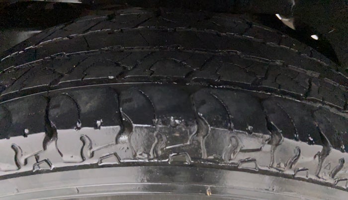 2016 Mahindra TUV300 T8, Diesel, Manual, 99,908 km, Right Front Tyre Tread