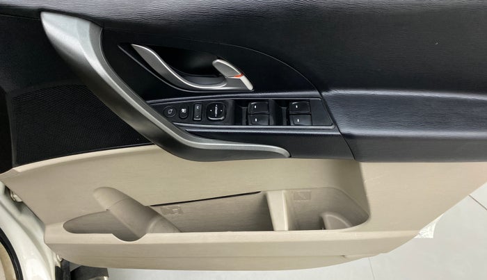 2016 Mahindra XUV500 W6, Diesel, Manual, 71,910 km, Driver Side Door Panels Control