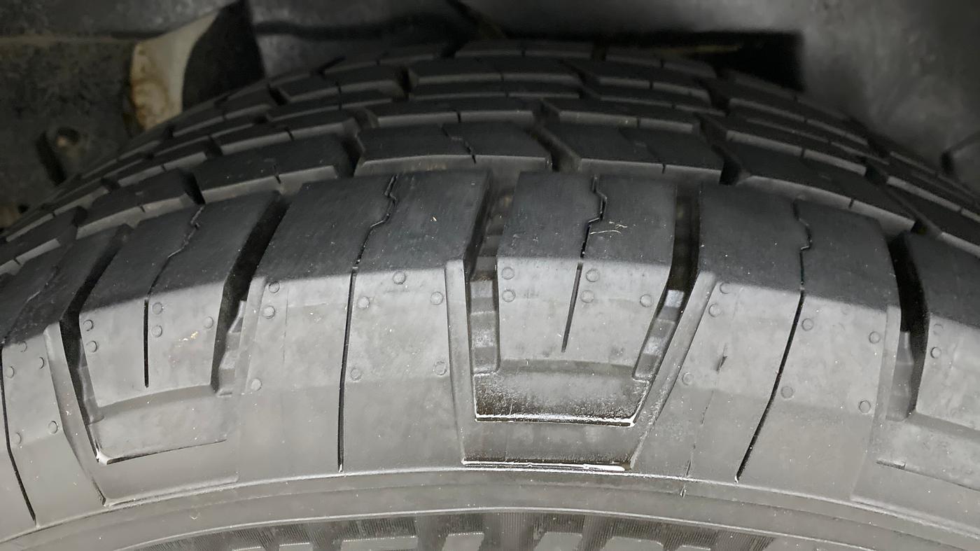 2016 Mahindra XUV500 W6, Diesel, Manual, 71,910 km, Right Rear Tyre Tread