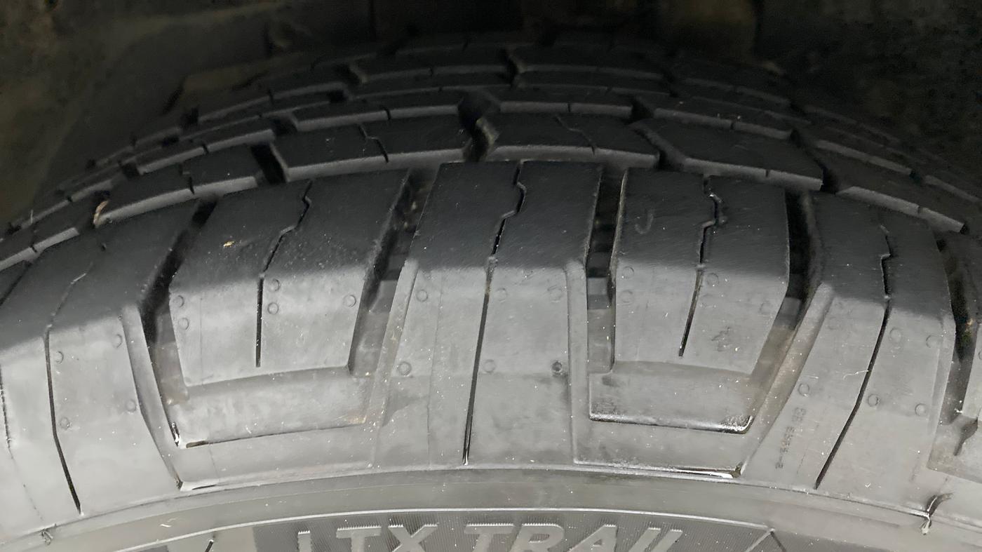 2016 Mahindra XUV500 W6, Diesel, Manual, 71,910 km, Left Front Tyre Tread