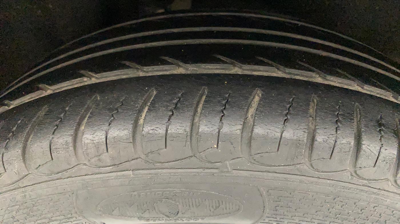 2016 Ford Ecosport TITANIUM 1.5L PETROL, Petrol, Manual, 1,06,057 km, Right Rear Tyre Tread