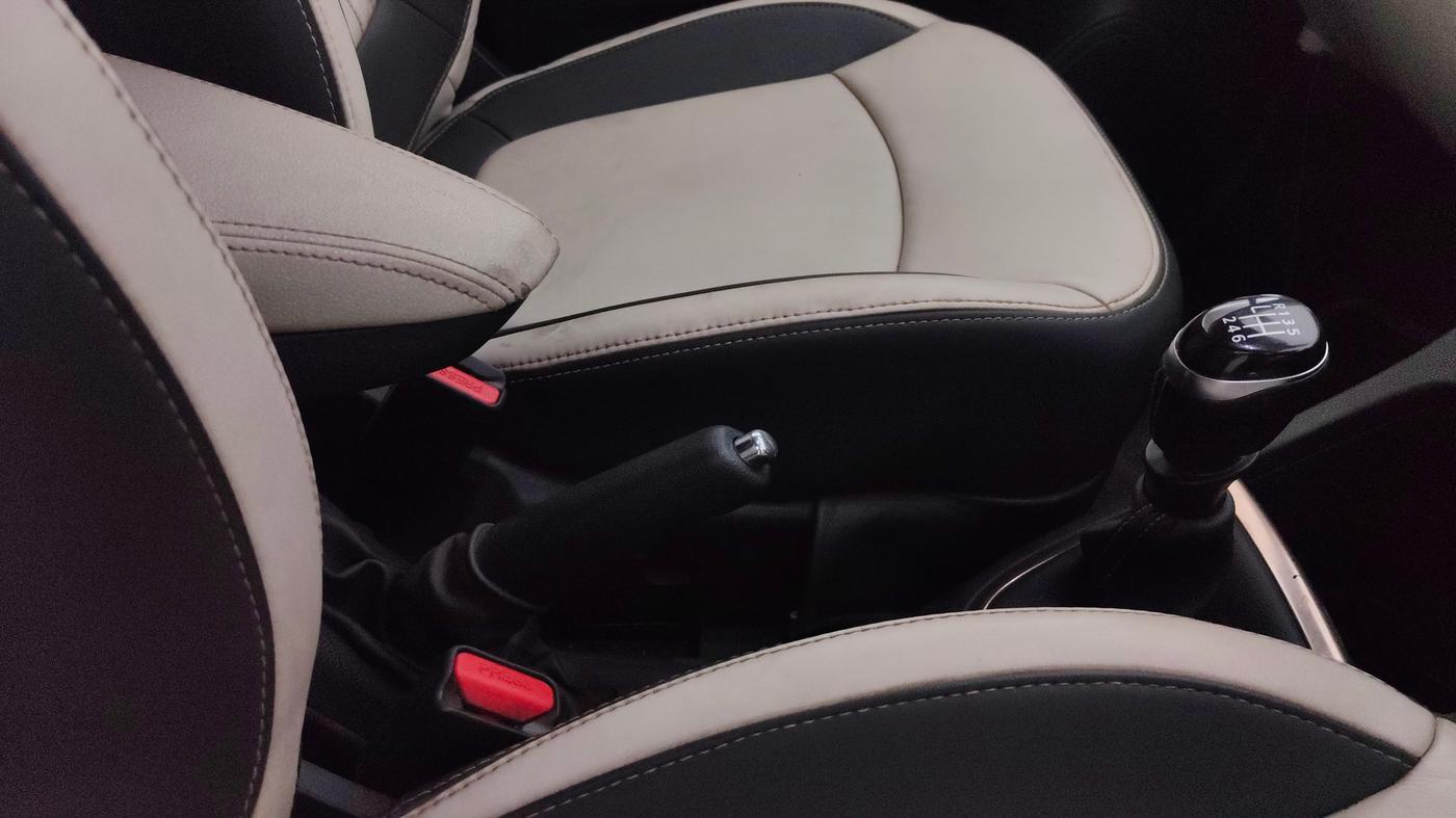2017 Renault Captur PLATINE DIESEL , Diesel, Manual, 95,011 km, Gear Lever