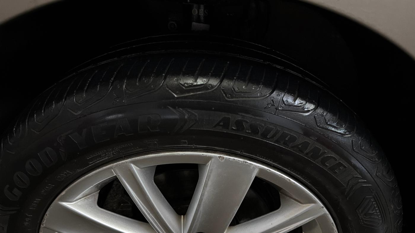 2016 Volkswagen Vento HIGHLINE PETROL AT, Petrol, Automatic, 73,545 km, Left Front Tyre Tread