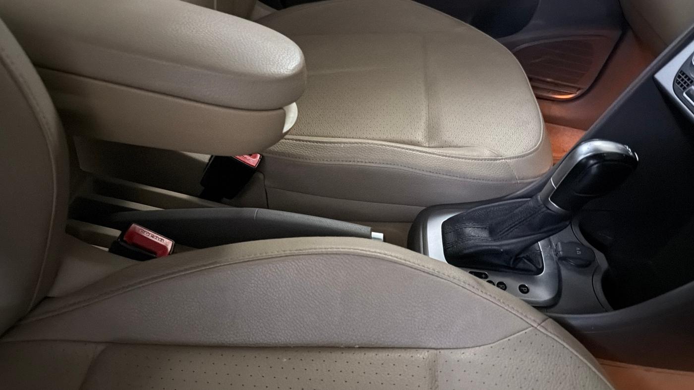2016 Volkswagen Vento HIGHLINE PETROL AT, Petrol, Automatic, 73,545 km, Gear Lever
