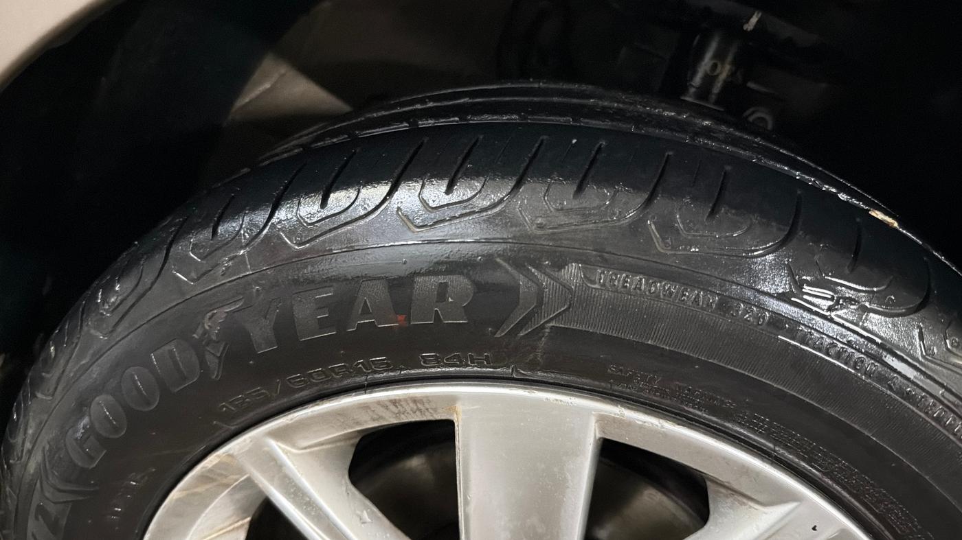 2016 Volkswagen Vento HIGHLINE PETROL AT, Petrol, Automatic, 73,545 km, Right Front Tyre Tread
