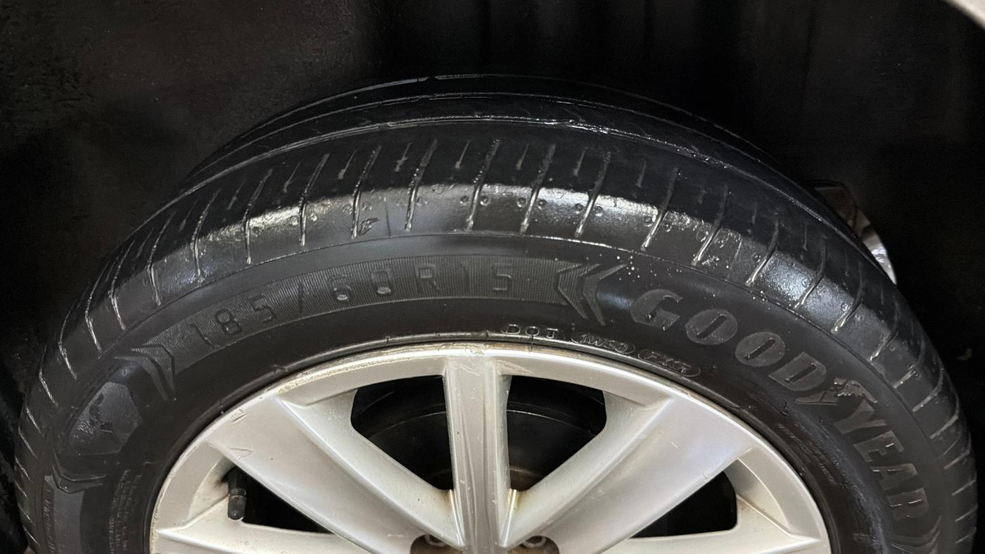 2016 Volkswagen Vento HIGHLINE PETROL AT, Petrol, Automatic, 73,545 km, Left Rear Tyre Tread