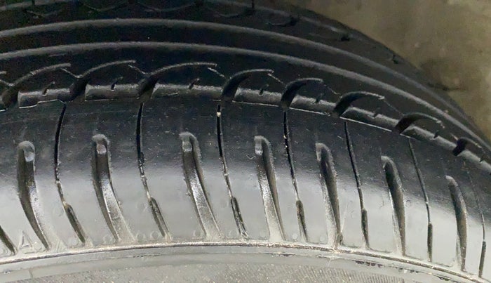 2016 Maruti Swift LXI (O), Petrol, Manual, 82,988 km, Left Front Tyre Tread
