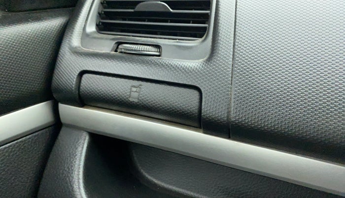 2016 Maruti Swift LXI (O), Petrol, Manual, 82,988 km, Dashboard - Cup holder not working