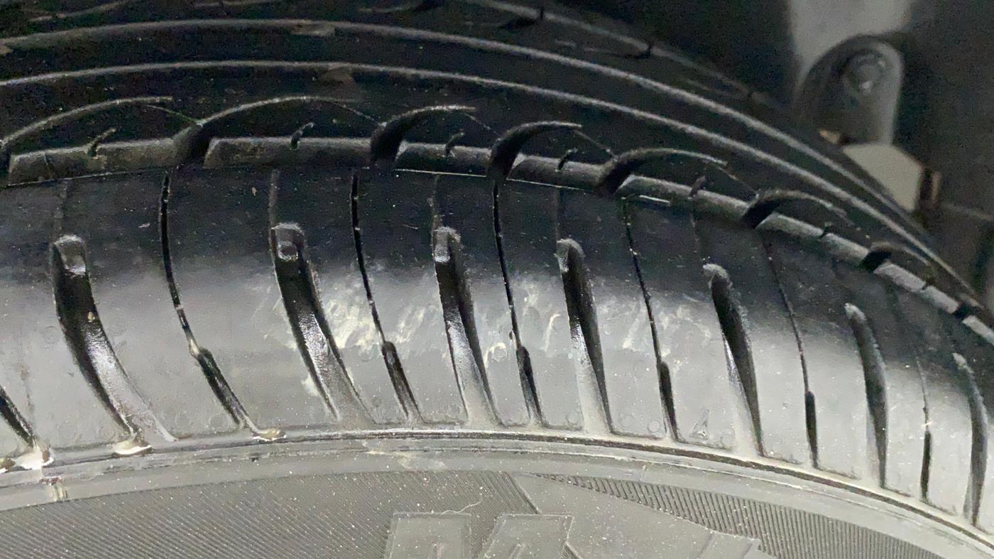 2016 Maruti Swift LXI (O), Petrol, Manual, 82,988 km, Right Rear Tyre Tread