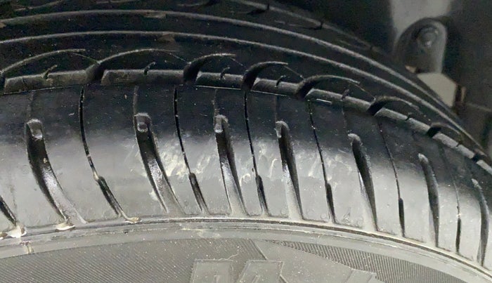 2016 Maruti Swift LXI (O), Petrol, Manual, 82,988 km, Right Rear Tyre Tread