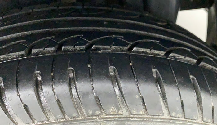 2016 Maruti Swift LXI (O), Petrol, Manual, 82,988 km, Left Rear Tyre Tread