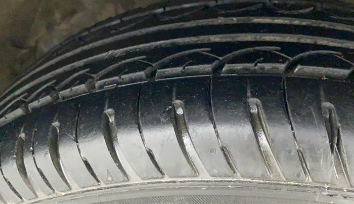 2016 Maruti Swift LXI (O), Petrol, Manual, 82,988 km, Right Front Tyre Tread