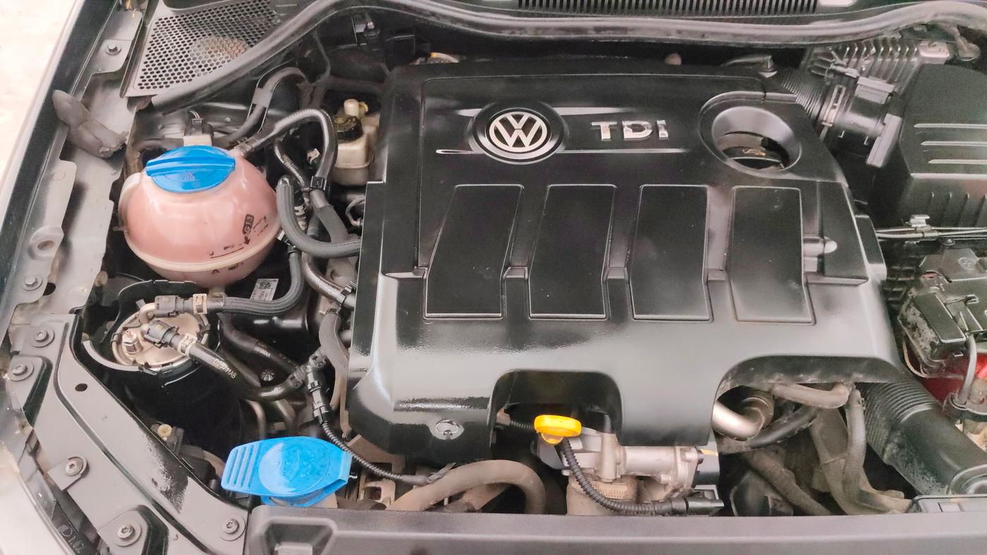 2015 Volkswagen Vento HIGHLINE 1.5 AT, Diesel, Automatic, 1,43,813 km, Engine View - Right