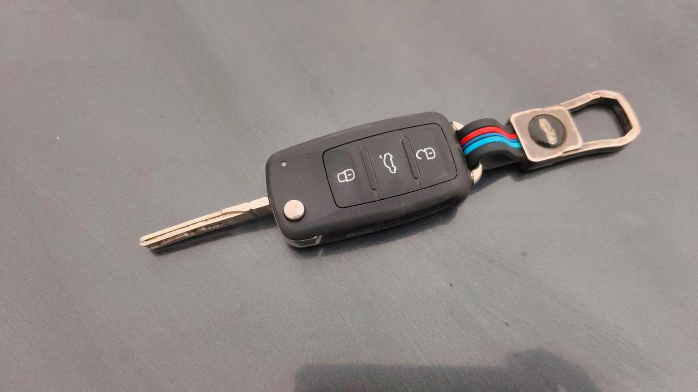 2015 Volkswagen Vento HIGHLINE 1.5 AT, Diesel, Automatic, 1,43,813 km, Key Close Up