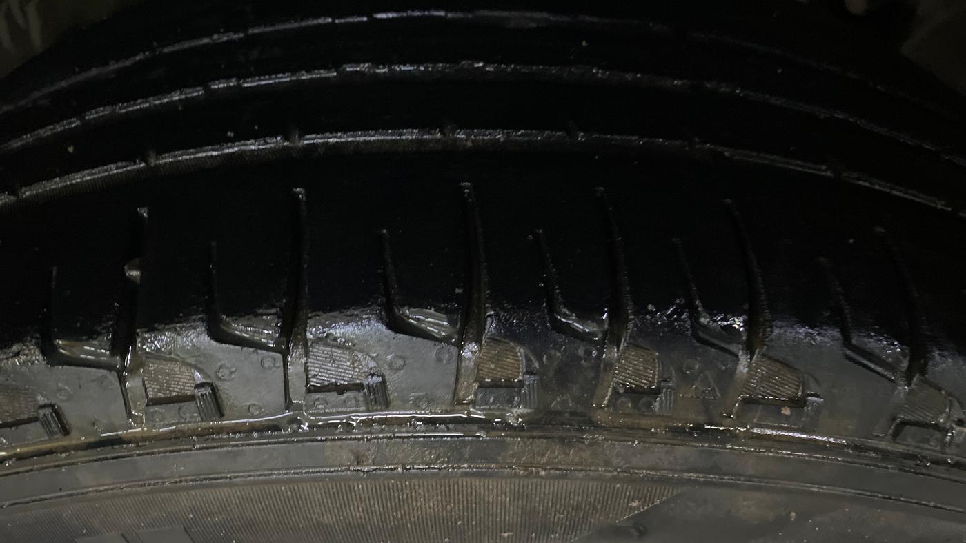 2015 Nissan Terrano XL D PLUS, Diesel, Manual, 1,00,083 km, Right Front Tyre Tread