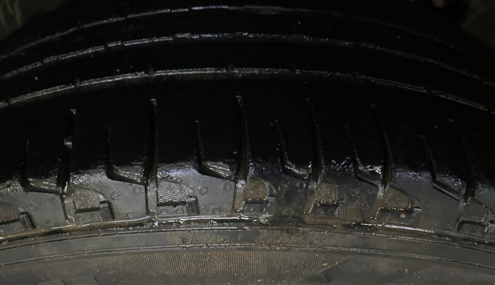 2015 Nissan Terrano XL D PLUS, Diesel, Manual, 1,00,083 km, Right Front Tyre Tread