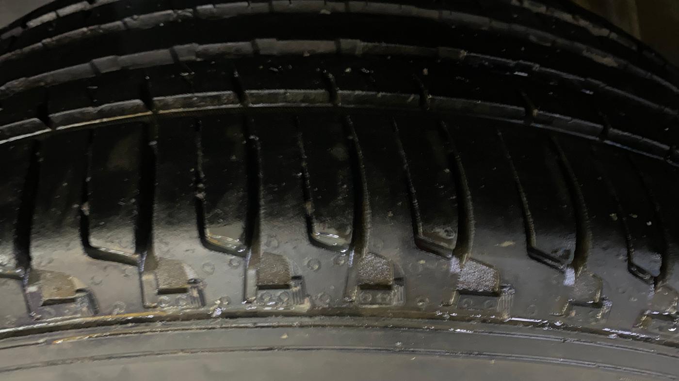 2015 Nissan Terrano XL D PLUS, Diesel, Manual, 1,00,083 km, Right Rear Tyre Tread