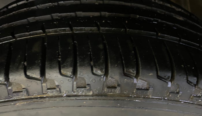 2015 Nissan Terrano XL D PLUS, Diesel, Manual, 1,00,083 km, Right Rear Tyre Tread