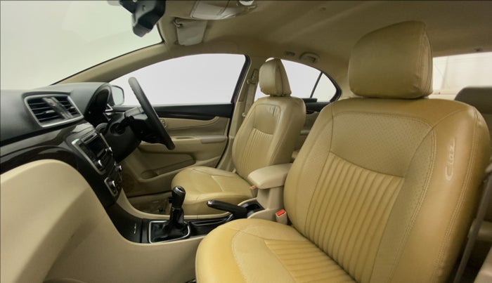 2016 Maruti Ciaz ZXI, Petrol, Manual, 38,484 km, Right Side Front Door Cabin