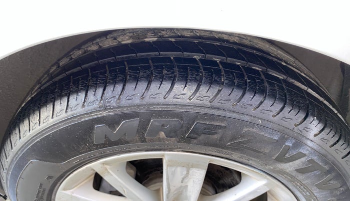 2016 Volkswagen Ameo HIGHLINE1.2L, Petrol, Manual, 29,049 km, Left Front Tyre Tread