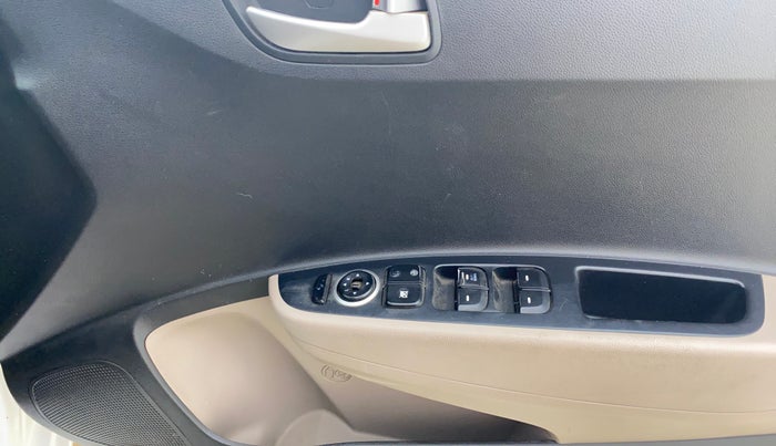 2016 Hyundai Grand i10 SPORTZ 1.2 KAPPA VTVT, CNG, Manual, 68,269 km, Driver Side Door Panels Control