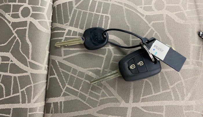 2016 Hyundai Grand i10 SPORTZ 1.2 KAPPA VTVT, CNG, Manual, 68,269 km, Key Close Up