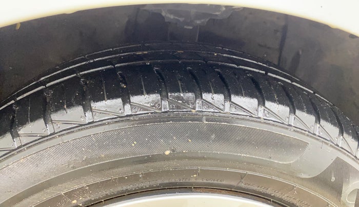 2016 Hyundai Grand i10 SPORTZ 1.2 KAPPA VTVT, CNG, Manual, 68,269 km, Right Front Tyre Tread