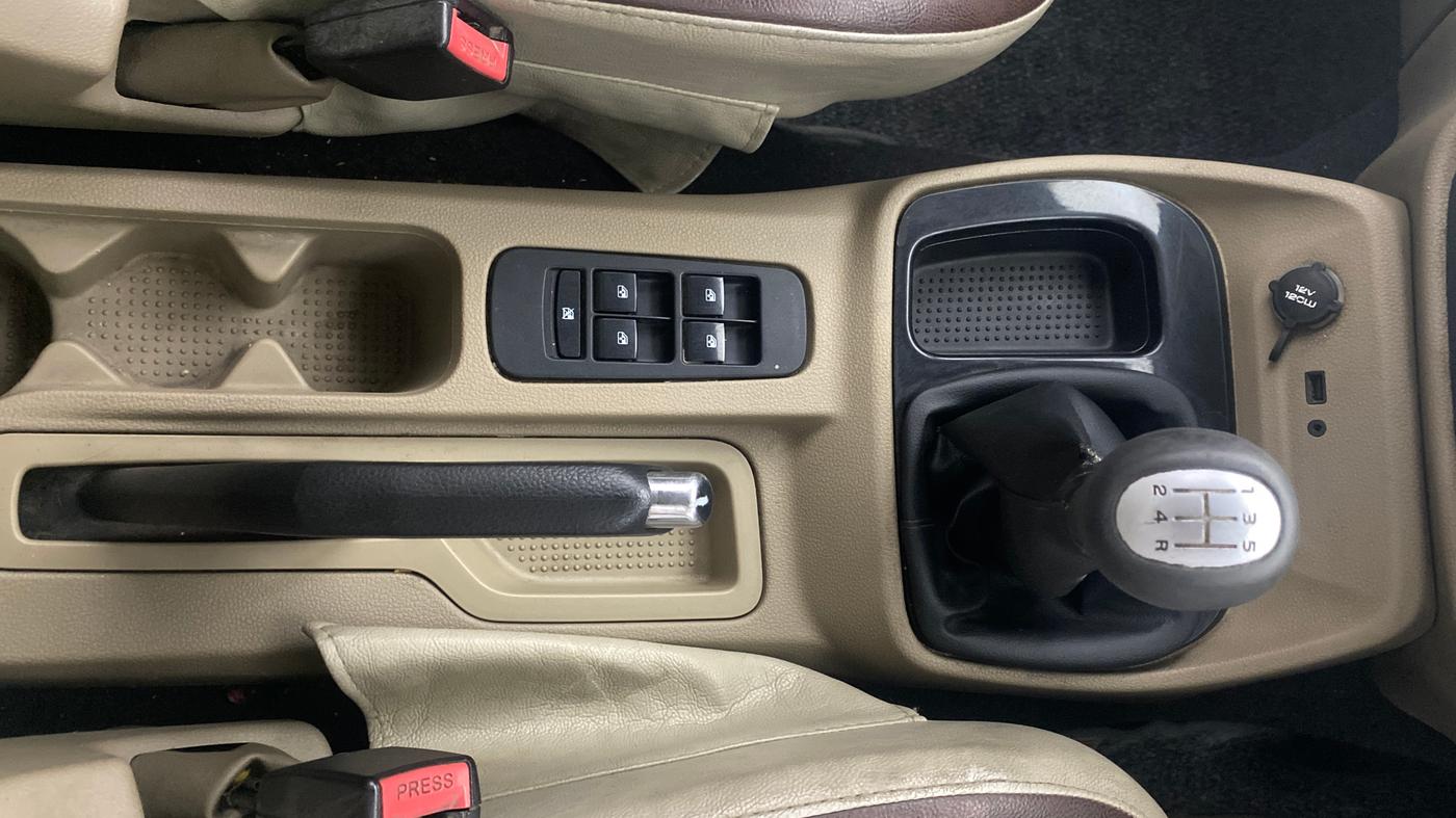 2015 Mahindra TUV300 T8, Diesel, Manual, 96,355 km, Gear Lever