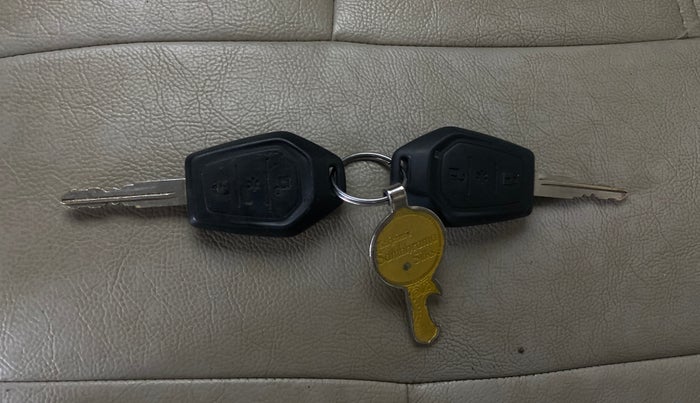 2015 Mahindra TUV300 T8, Diesel, Manual, 96,628 km, Key Close Up