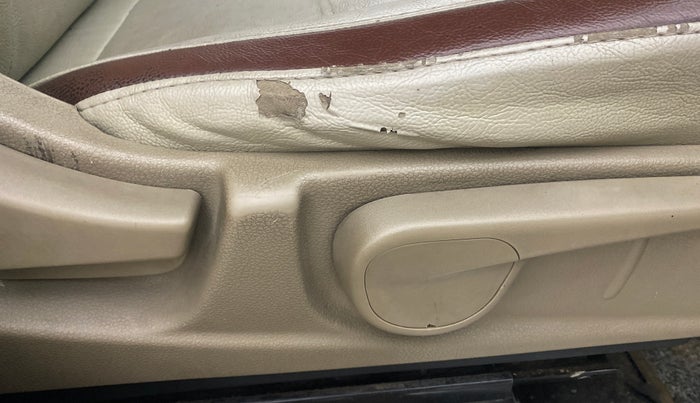 2015 Mahindra TUV300 T8, Diesel, Manual, 96,628 km, Driver Side Adjustment Panel