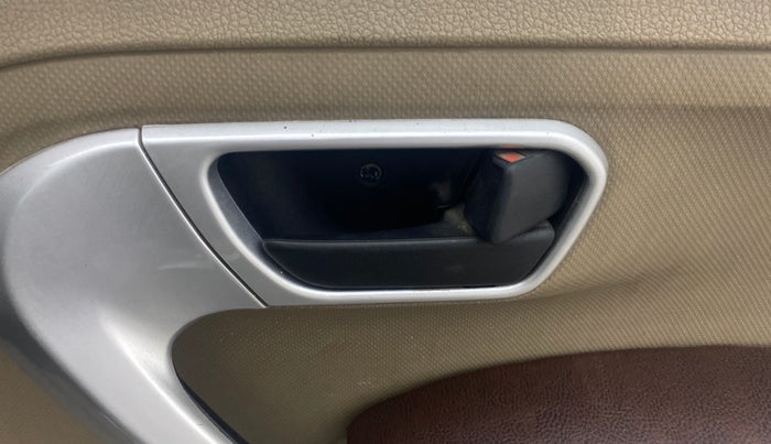 2015 Mahindra TUV300 T8, Diesel, Manual, 96,628 km, Driver Side Door Panels Control