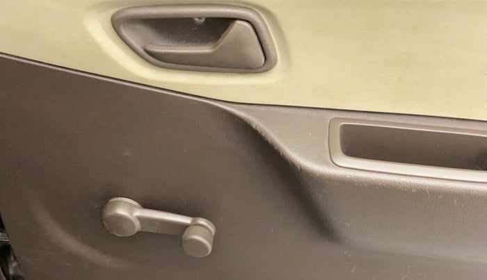 2010 Maruti Zen Estilo LXI, Petrol, Manual, 17,890 km, Right rear window switch / handle - Window making noise/ moving slow