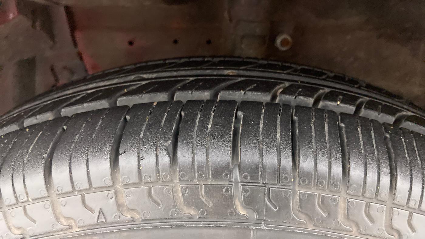 2015 Maruti Swift LDI, Diesel, Manual, 79,359 km, Left Front Tyre Tread