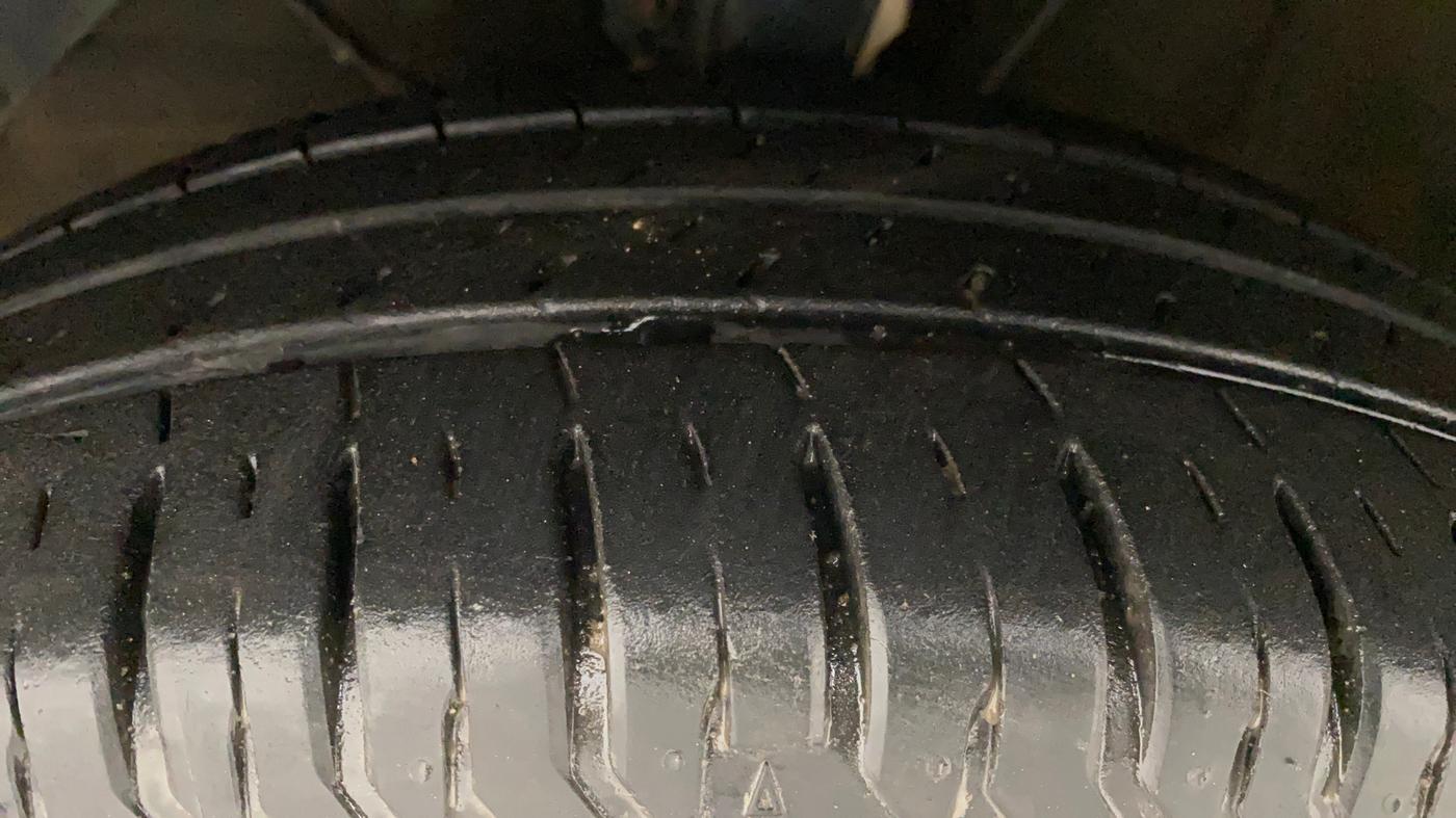 2017 Maruti Baleno DELTA PETROL 1.2, Petrol, Manual, 84,684 km, Left Front Tyre Tread