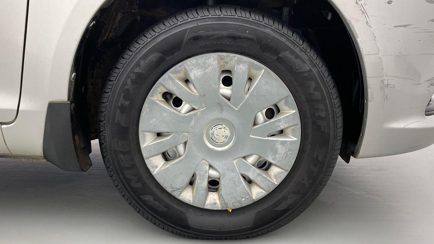 2015 Maruti Swift Dzire LXI, Petrol, Manual, 33,767 km, Right Front Wheel