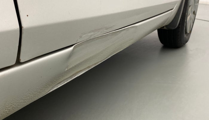 2015 Maruti Swift Dzire LXI, Petrol, Manual, 33,767 km, Right running board - Slightly dented