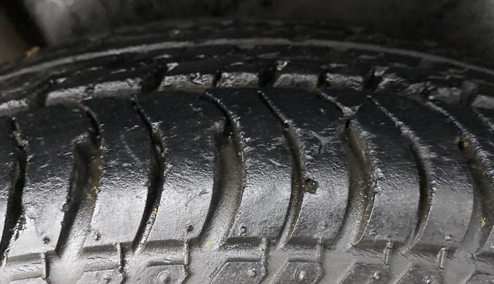 2015 Maruti Swift Dzire LXI, Petrol, Manual, 33,767 km, Right Rear Tyre Tread