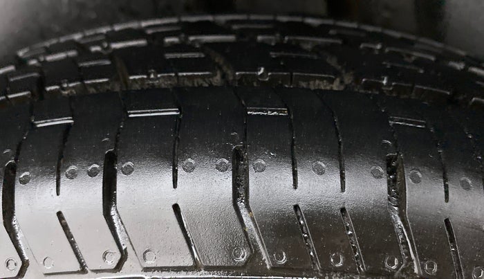 2015 Maruti Swift Dzire LXI, Petrol, Manual, 33,767 km, Left Rear Tyre Tread