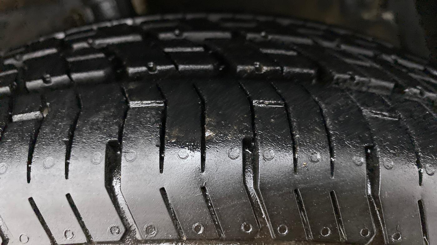 2015 Maruti Swift Dzire LXI, Petrol, Manual, 33,767 km, Right Front Tyre Tread