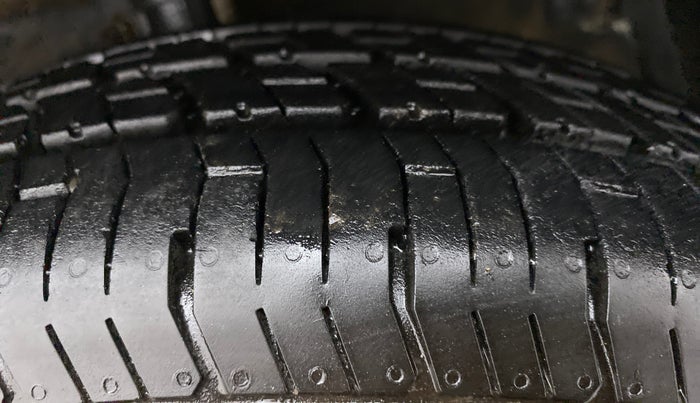 2015 Maruti Swift Dzire LXI, Petrol, Manual, 33,767 km, Right Front Tyre Tread