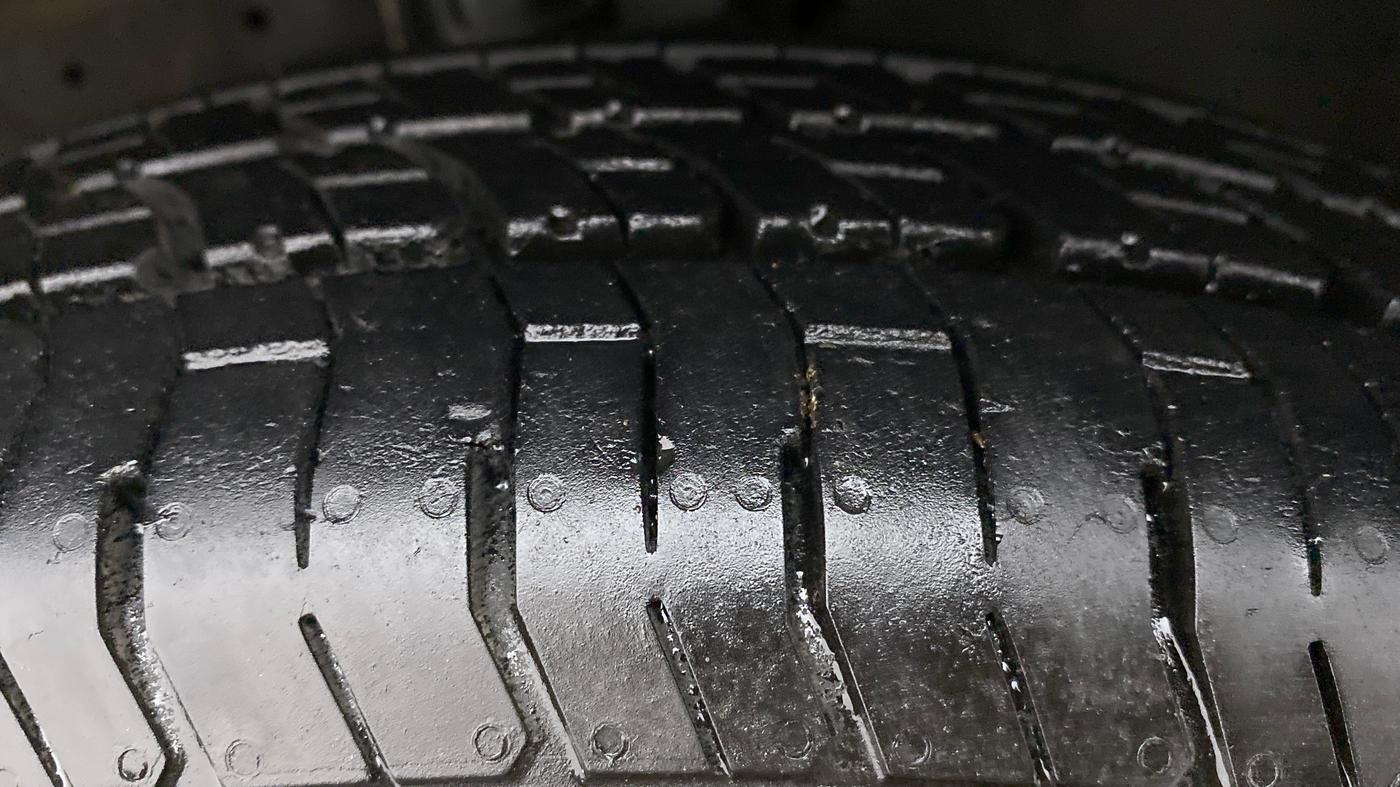 2015 Maruti Swift Dzire LXI, Petrol, Manual, 33,767 km, Left Front Tyre Tread