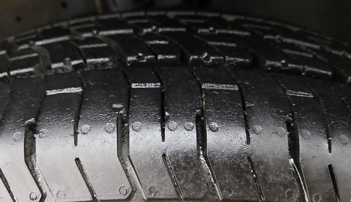2015 Maruti Swift Dzire LXI, Petrol, Manual, 33,767 km, Left Front Tyre Tread
