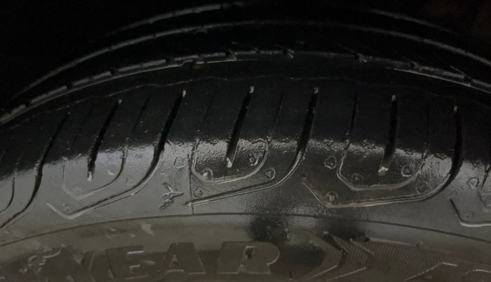 2017 Volkswagen Vento COMFORTLINE 1.6, Petrol, Manual, 75,158 km, Left Front Tyre Tread