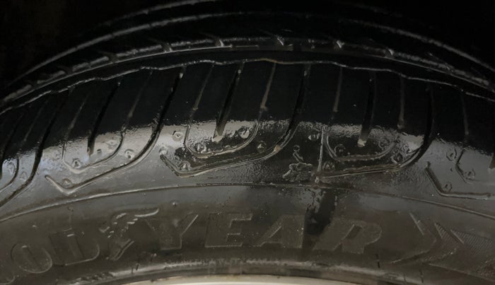 2017 Volkswagen Vento COMFORTLINE 1.6, Petrol, Manual, 75,158 km, Right Front Tyre Tread